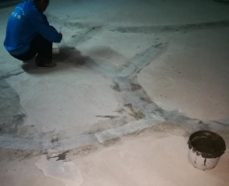 用膠泥修補(bǔ)裂縫.jpg 用膠泥修補(bǔ)裂縫.jpg