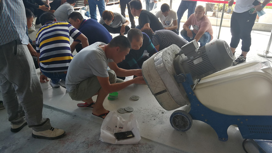 學員認真學習、研究