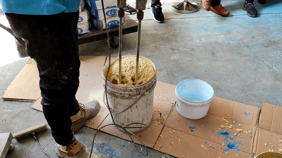 用雙桿攪拌機充分攪拌砂漿 用雙桿攪拌機充分攪拌砂漿