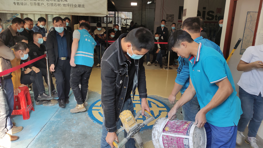 學員動手攪拌砂漿 學員動手攪拌砂漿