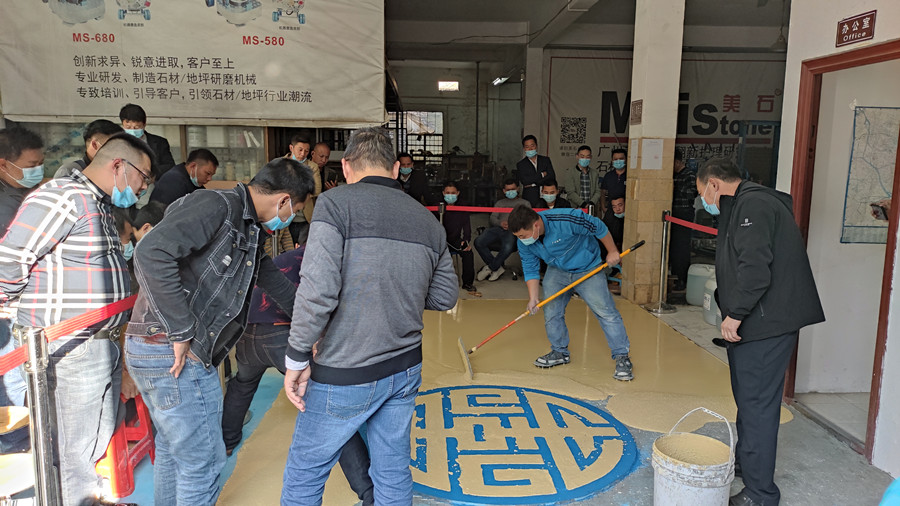 澳恒工作人員示范攤鋪過程 澳恒工作人員示范攤鋪過程