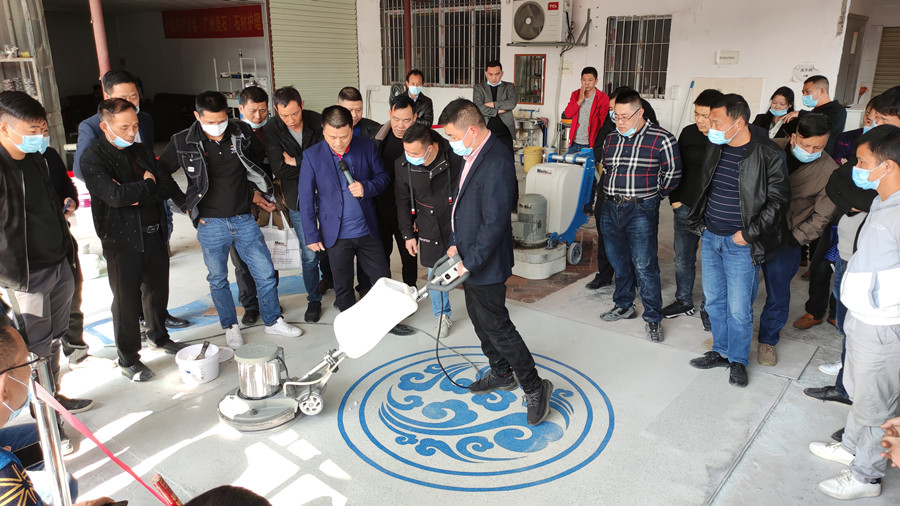 學員使用晶面機拋光 學員使用晶面機拋光