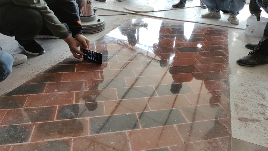 紅磚呈鏡面效果 紅磚呈鏡面效果