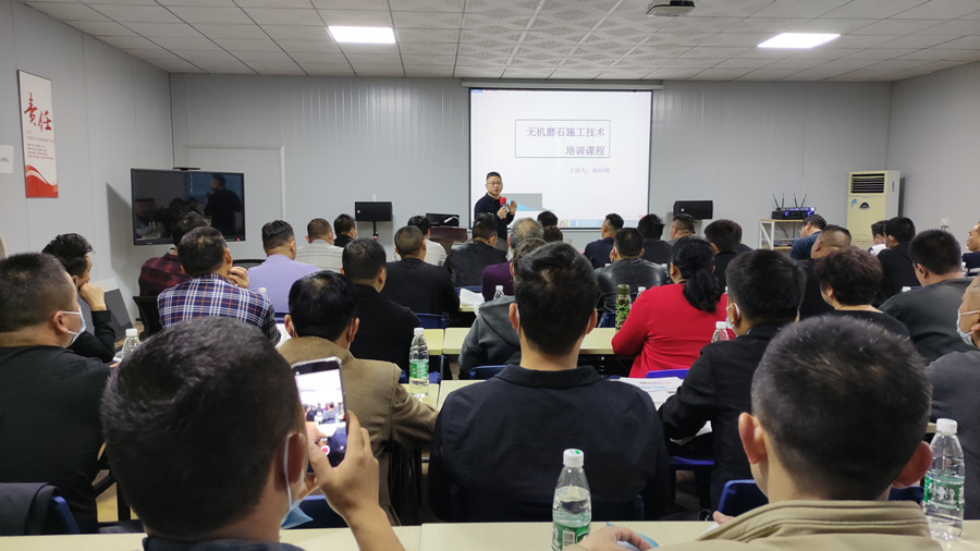 學(xué)員認(rèn)真聽澳恒楊總講解理論知識(shí) 學(xué)員認(rèn)真聽澳恒楊總講解理論知識(shí)