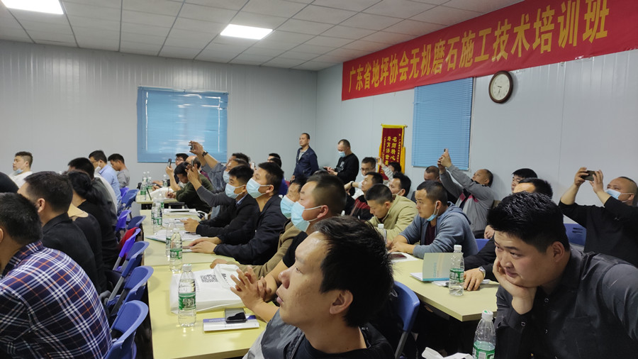 學(xué)員認(rèn)真聽講、做筆記 學(xué)員認(rèn)真聽講、做筆記