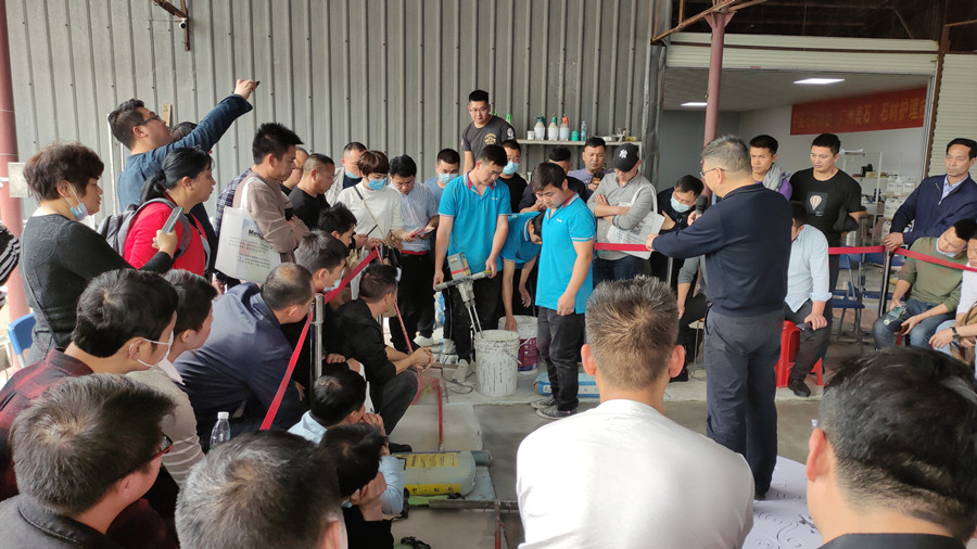 澳恒工作人員演示材料配比、砂漿攪拌 澳恒工作人員演示材料配比、砂漿攪拌