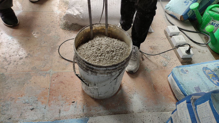 用雙頭攪拌機(jī)攪拌成砂漿 用雙頭攪拌機(jī)攪拌成砂漿