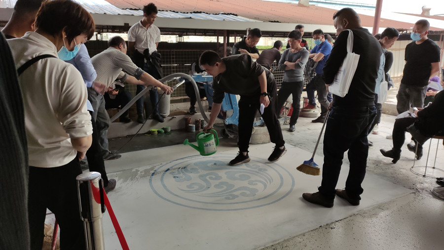 學(xué)員進(jìn)行研磨修補(bǔ)實(shí)操 學(xué)員進(jìn)行研磨修補(bǔ)實(shí)操