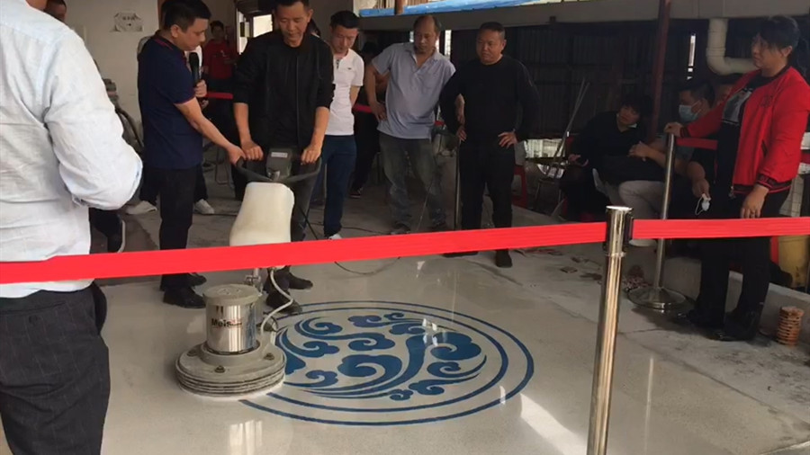 學(xué)員使用晶面機(jī)拋光 學(xué)員使用晶面機(jī)拋光