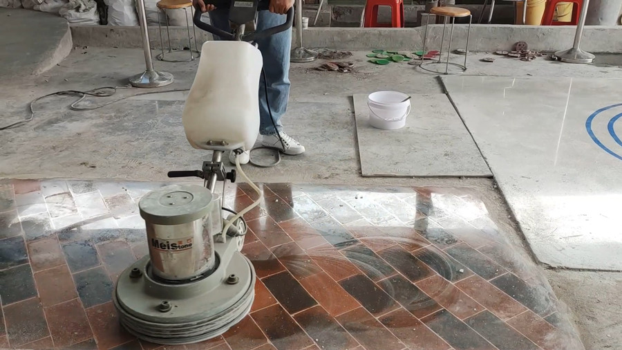 學(xué)員對(duì)紅磚地板進(jìn)行拋光 學(xué)員對(duì)紅磚地板進(jìn)行拋光