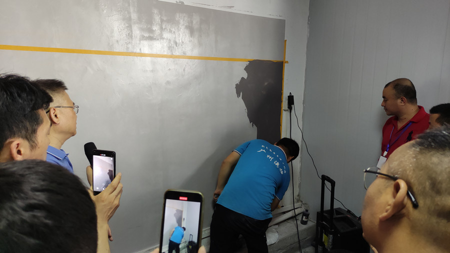 工作人員示范微水泥批刮操作 工作人員示范微水泥批刮操作