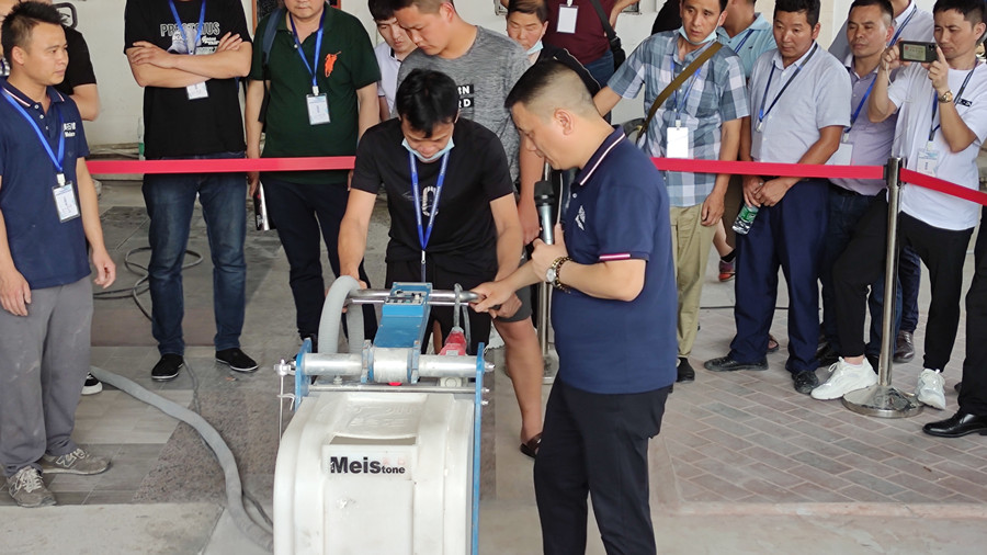 美石龔總教學(xué)員使用磨機(jī) 美石龔總教學(xué)員使用磨機(jī)