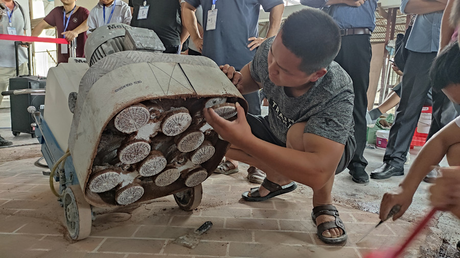 學(xué)員動(dòng)手更換磨片 學(xué)員動(dòng)手更換磨片