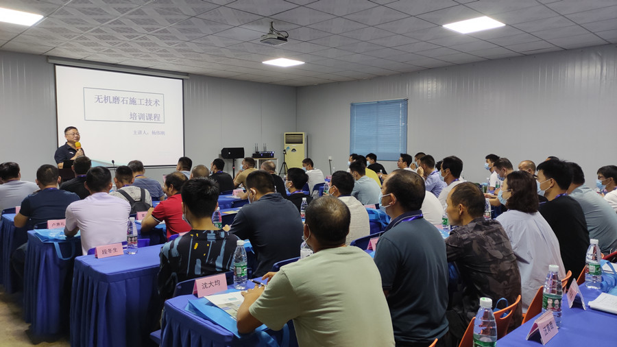 學(xué)員認(rèn)真聽楊總講課 學(xué)員認(rèn)真聽楊總講課