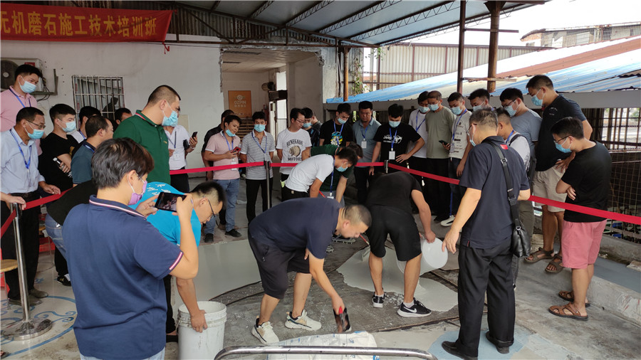 無機(jī)磨石攤鋪實(shí)操現(xiàn)場(chǎng) 無機(jī)磨石攤鋪實(shí)操現(xiàn)場(chǎng)