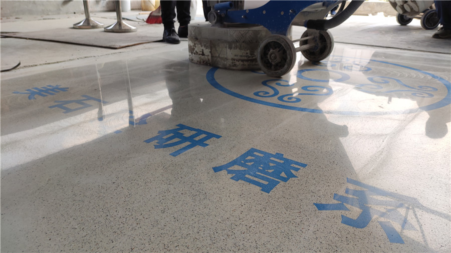 無機(jī)磨石成鏡效果初顯 無機(jī)磨石成鏡效果初顯