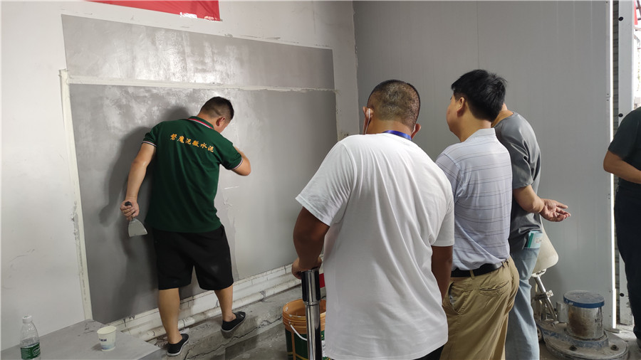 工作人員示范微水泥批刮操作要點(diǎn) 工作人員示范微水泥批刮操作要點(diǎn)