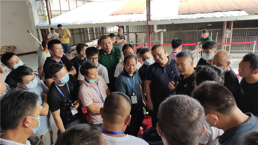 學(xué)員認(rèn)真學(xué)習(xí)、聽老師講解 學(xué)員認(rèn)真學(xué)習(xí)、聽老師講解