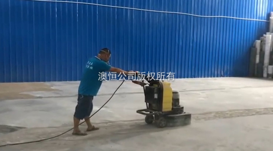 24小時(shí)后用研磨機(jī)加30#金剛磨片對(duì)地面進(jìn)行整體研磨平整 24小時(shí)后用研磨機(jī)加30#金剛磨片對(duì)地面進(jìn)行整體研磨平整