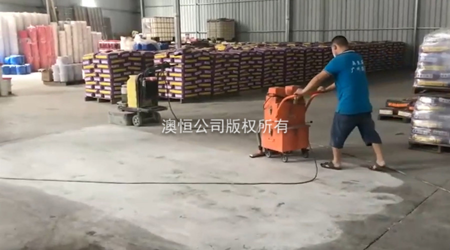 用吸塵器把研磨出來的粉塵吸干凈 用吸塵器把研磨出來的粉塵吸干凈