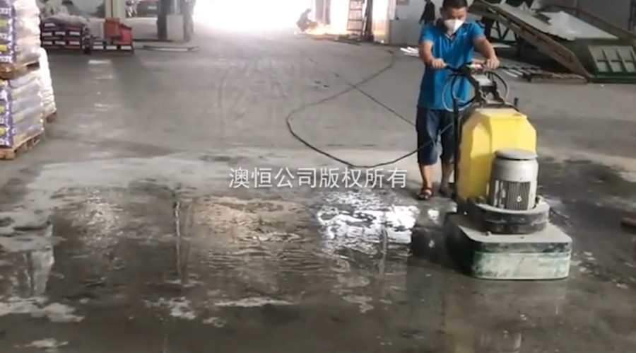 噴灑密封固化劑2-3小時(shí)后用300#-500#樹脂磨片研磨拋光即可 噴灑密封固化劑2-3小時(shí)后用300#-500#樹脂磨片研磨拋光即可