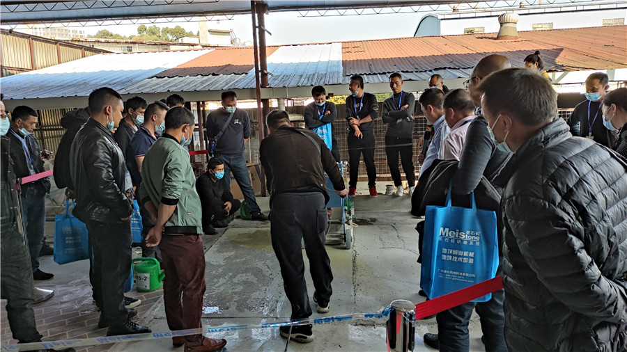 學(xué)員動(dòng)手操作磨機(jī) 學(xué)員動(dòng)手操作磨機(jī)