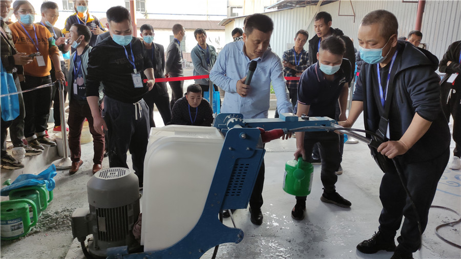 美石龔總耐心指導(dǎo)學(xué)員 美石龔總耐心指導(dǎo)學(xué)員