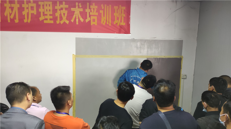 工作人員示范微水泥批刮操作 工作人員示范微水泥批刮操作