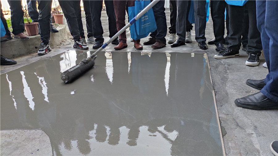 使用消泡滾筒處理表面平整度 使用消泡滾筒處理表面平整度