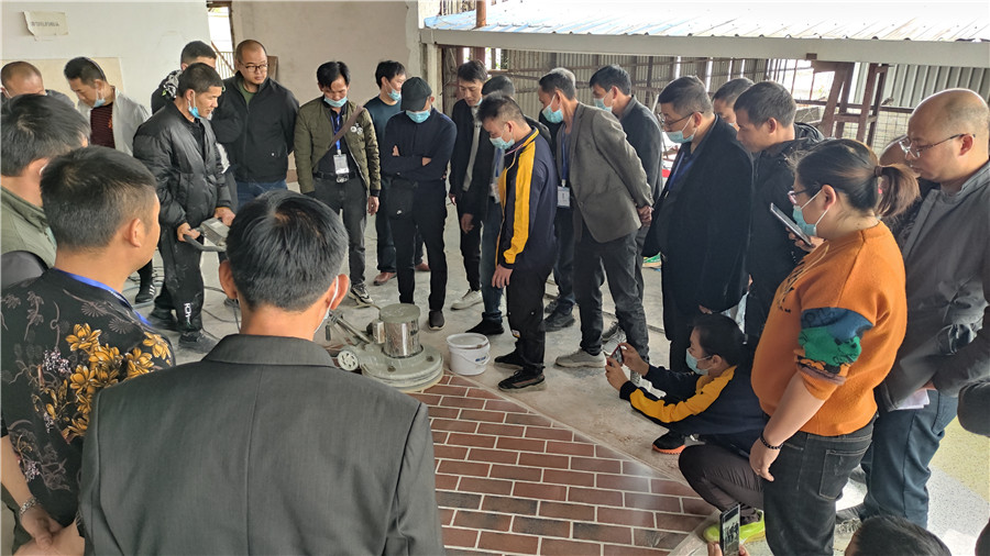 學(xué)員拋光紅磚地面 學(xué)員拋光紅磚地面