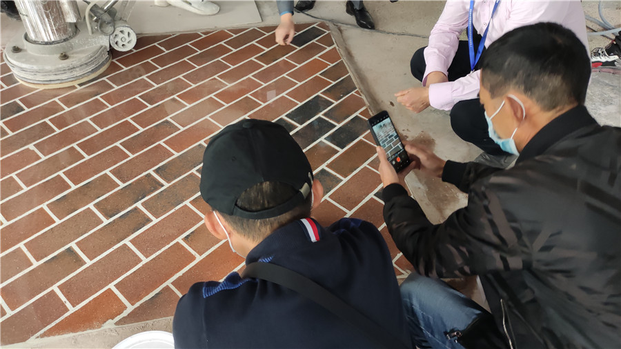 學(xué)員拍照紀(jì)念紅磚成鏡 學(xué)員拍照紀(jì)念紅磚成鏡