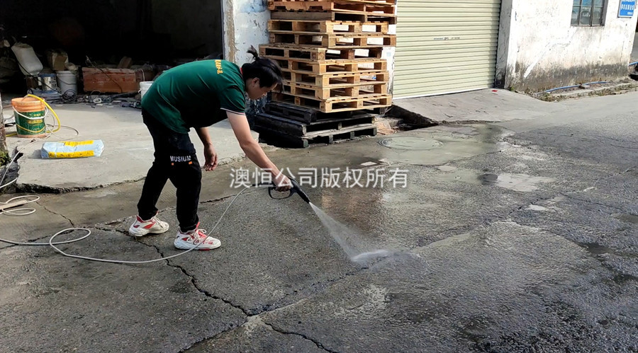 用高壓水槍沖洗破舊地面 用高壓水槍沖洗破舊地面
