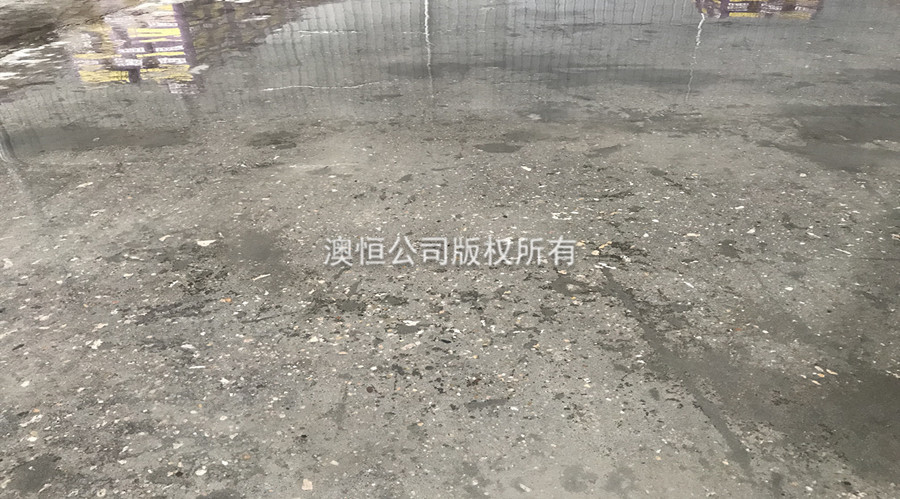 用AP-910 快速修補(bǔ)自流平水泥和密封固化劑翻新后的地面 用AP-910 快速修補(bǔ)自流平水泥和密封固化劑翻新后的地面