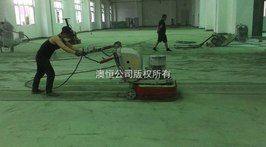 用研磨機(jī)對(duì)地面進(jìn)行整體研磨 用研磨機(jī)對(duì)地面進(jìn)行整體研磨