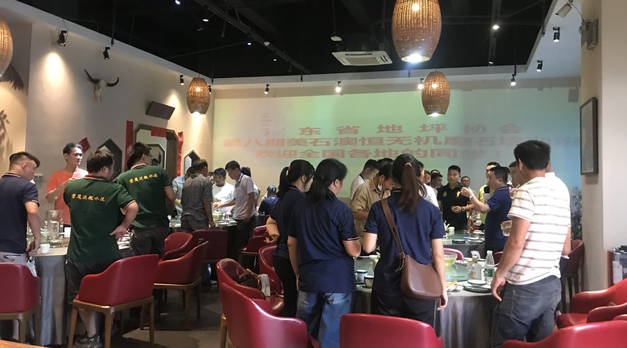 學(xué)員聚餐,相互討論交流 學(xué)員聚餐,相互討論交流