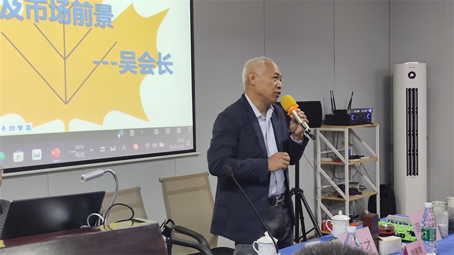 廣東省地坪協(xié)會(huì)吳會(huì)長為大家講解理論知識(shí) 廣東省地坪協(xié)會(huì)吳會(huì)長為大家講解理論知識(shí)