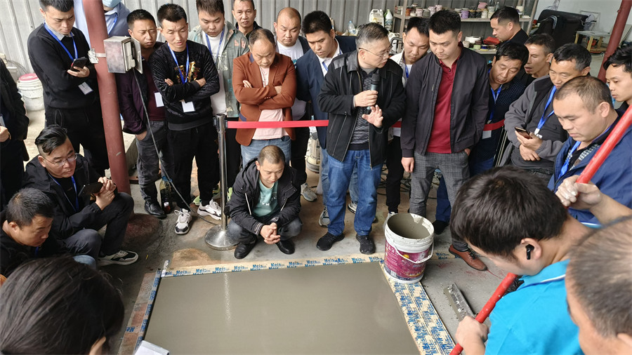 面層自流平水泥攤鋪現(xiàn)場(chǎng) 面層自流平水泥攤鋪現(xiàn)場(chǎng)