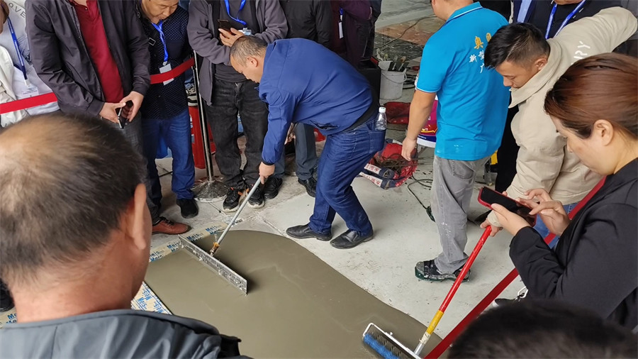 學(xué)員動(dòng)手?jǐn)備伱鎸幼粤髌剿? alt=