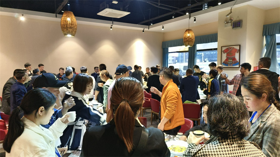 學(xué)員聚餐,相互討論交流 學(xué)員聚餐,相互討論交流