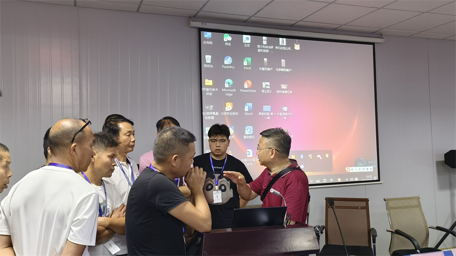 學員與老師交流互動 學員與老師交流互動