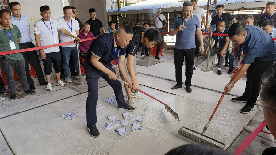 無(wú)機(jī)磨石攤鋪現(xiàn)場(chǎng) 無(wú)機(jī)磨石攤鋪現(xiàn)場(chǎng)