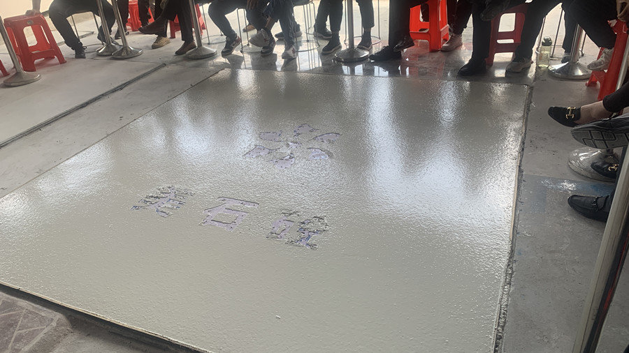 無(wú)機(jī)磨石攤鋪完成 無(wú)機(jī)磨石攤鋪完成