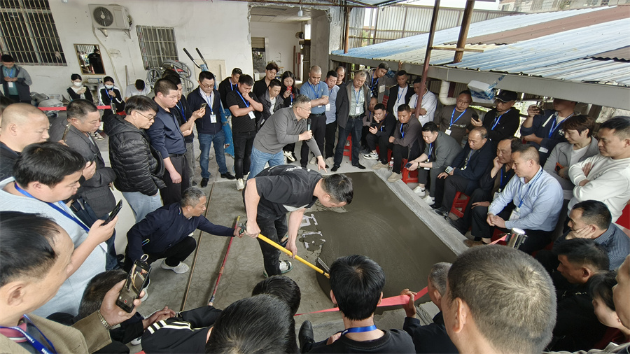 無(wú)機(jī)磨石攤鋪現(xiàn)場(chǎng)