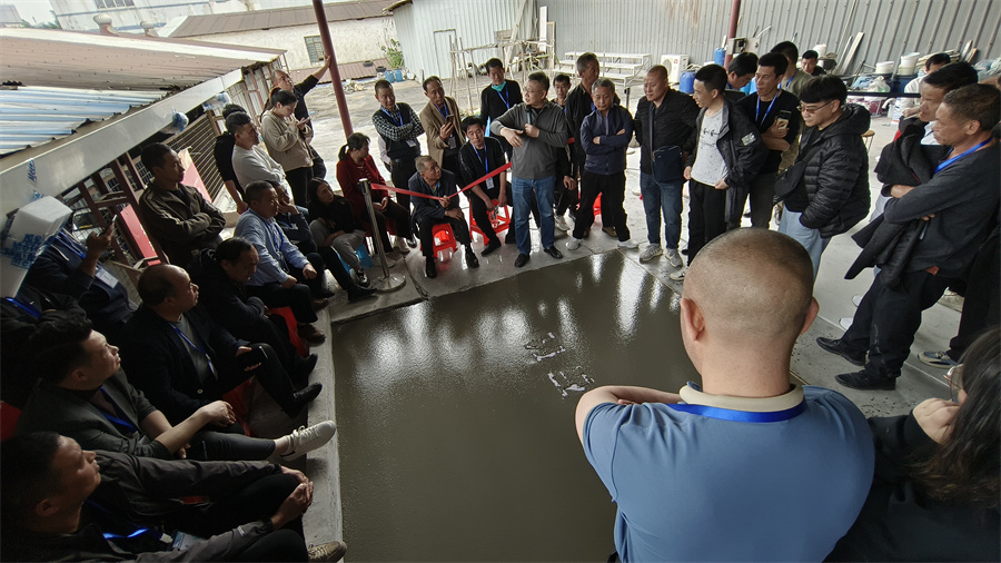 無(wú)機(jī)磨石攤鋪實(shí)操現(xiàn)場(chǎng)