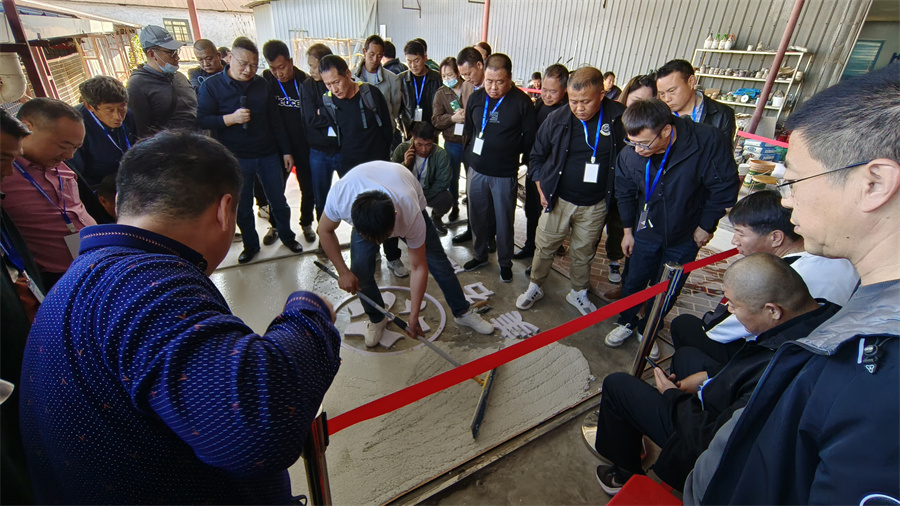 無機磨石攤鋪現(xiàn)場 無機磨石攤鋪現(xiàn)場