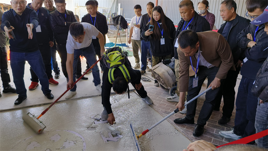 無機磨石攤鋪現(xiàn)場 無機磨石攤鋪現(xiàn)場