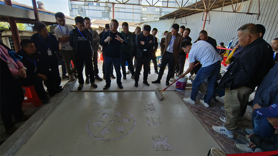 無機磨石攤鋪實操現(xiàn)場 無機磨石攤鋪實操現(xiàn)場