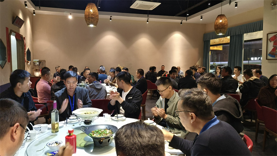 學員聚餐,相互討論交流 學員聚餐,相互討論交流