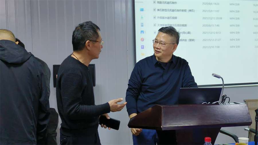 學員與老師交流互動 學員與老師交流互動